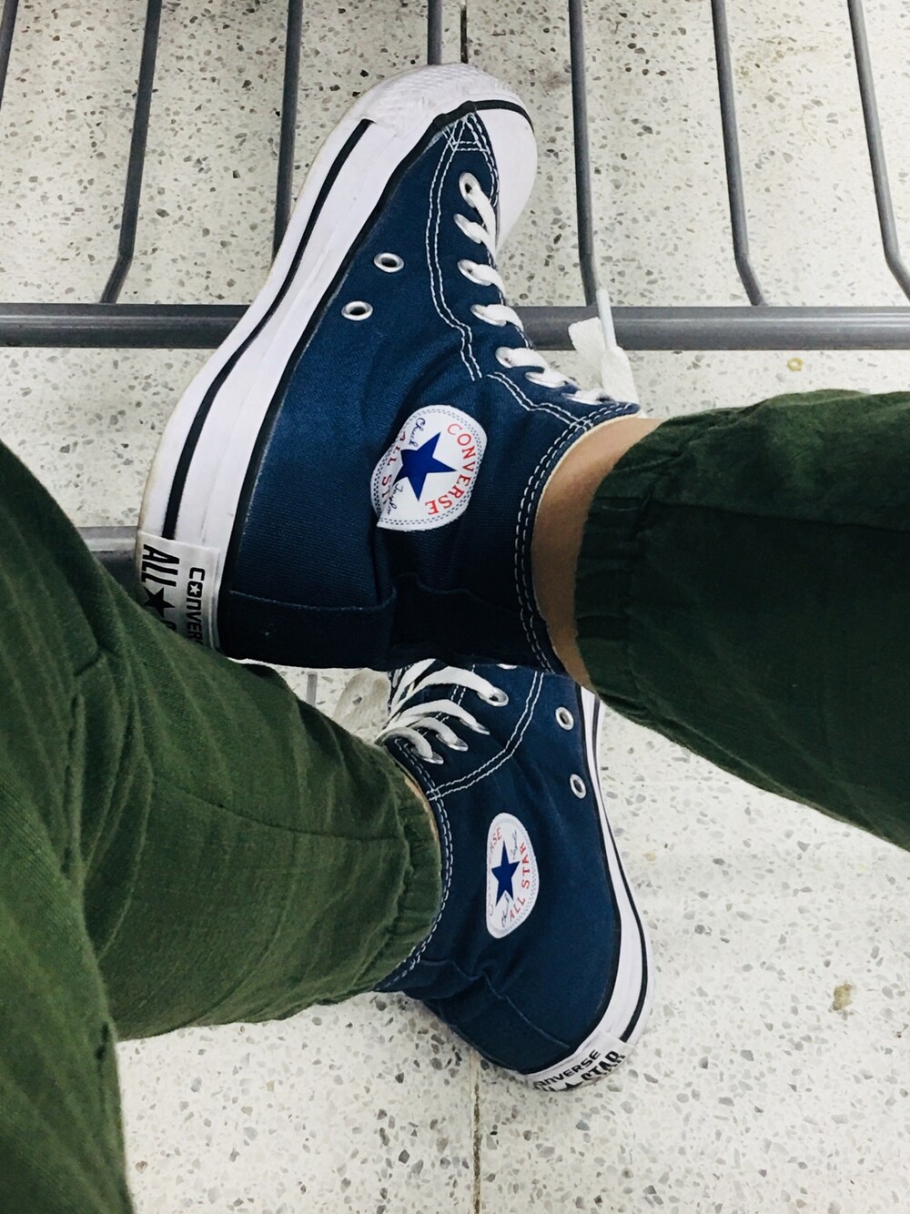 「CONVERSEのアイテム（シューズ、ブルー系）」を使った、Aaron Rainさん（メンズ・155cm）の冬コーディネートの1枚目の写真