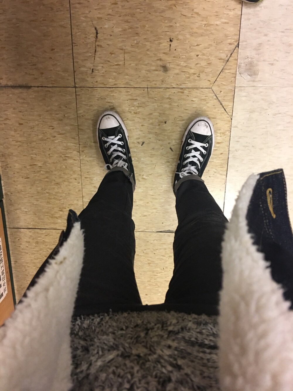 「GU、羊羔絨、刷毛丹寧、丹寧」｜「CONVERSEのアイテム（シューズ、ブラック系）」を使った、Aaron Rainさん（メンズ・155cm）の冬コーディネートの1枚目の写真