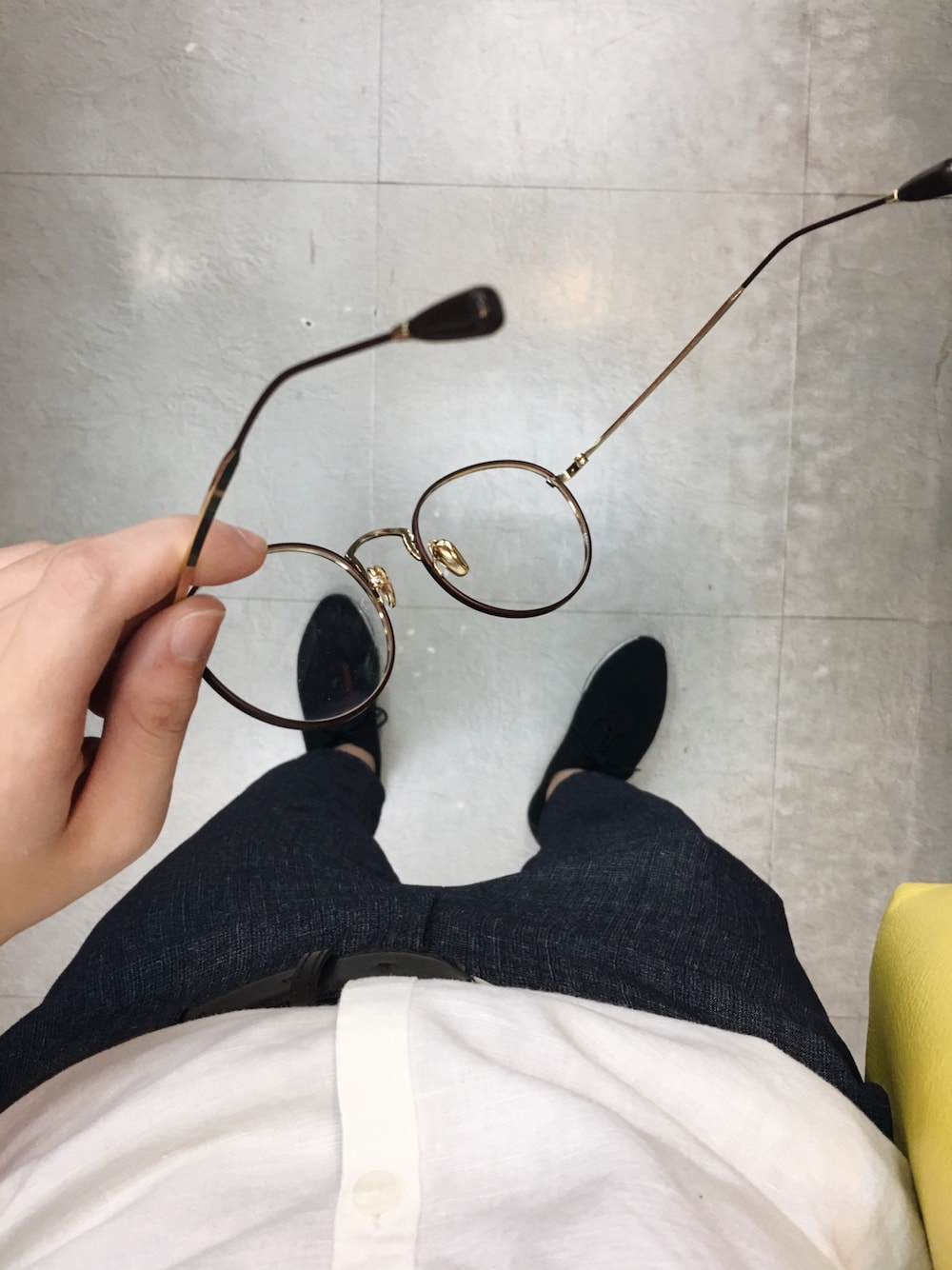 「白襯衫」｜「Dr.kaoのアイテム（シューズ、ブラック系）」を使った、Aaron Rainさん（メンズ・155cm）の冬コーディネートの1枚目の写真