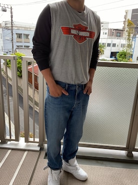 「Harley-Davidson（ハーレーダビッドソン）の【オンラインショップ限定】バー＆シールド・ロングスリーブTシャツ（Tシャツ/カットソー、グレー系）」を使った、KATTOパイセンさん（メンズ・182cm）の春コーディネート
