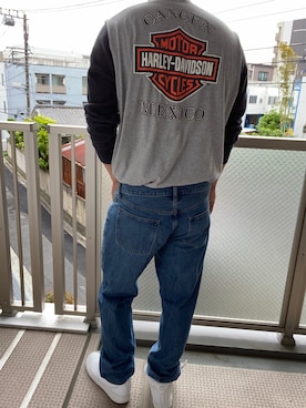 「Harley-Davidson（ハーレーダビッドソン）の【オンラインショップ限定】バー＆シールド・ロングスリーブTシャツ（Tシャツ/カットソー、グレー系）」を使った、KATTOパイセンさん（メンズ・182cm）の春コーディネート