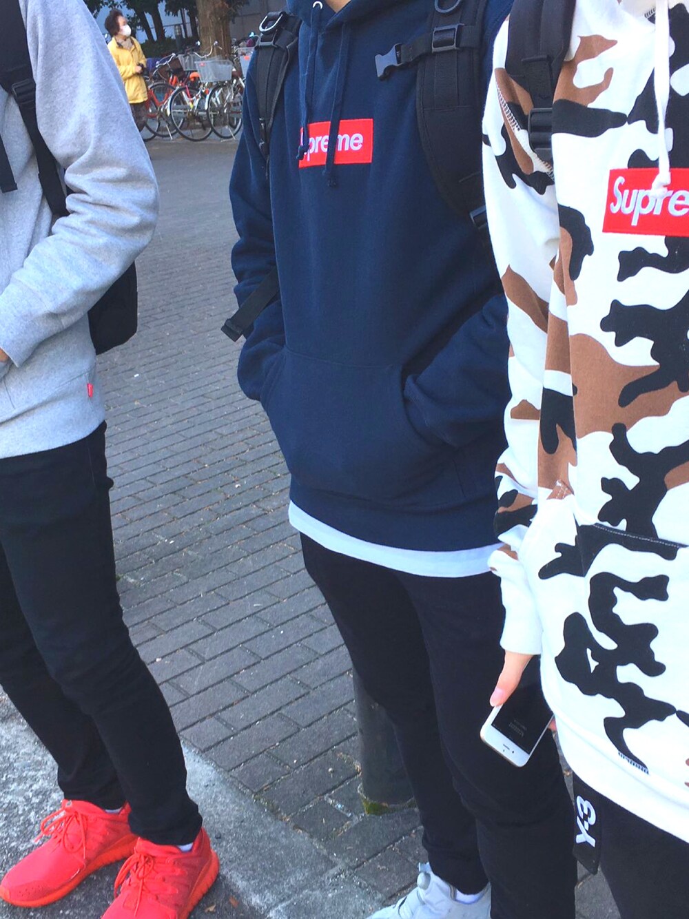 「supreme、黒スキニー、reebok、ポンプフューリー、レイヤードスタイル」｜「Supreme のアイテム（パーカー、ブルー系）」を使った、NORIさん（メンズ・168cm）の冬コーディネートの1枚目の写真