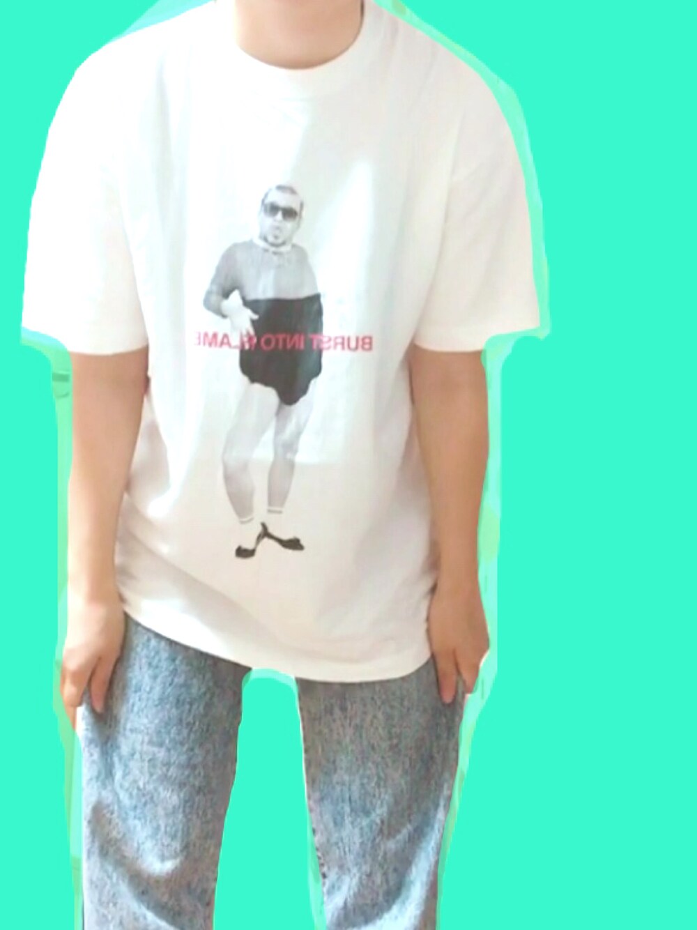 「Tシャツ、カジュアル、デニムパンツ、シンプル、大学生、野性爆弾、ケミカルウォッシュ、ラフ、古着、芸人」｜「BURST INTO FLAMESのアイテム（Tシャツ/カットソー、ホワイト系）」を使った、こせさん（レディース・156cm）の秋コーディネートの1枚目の写真