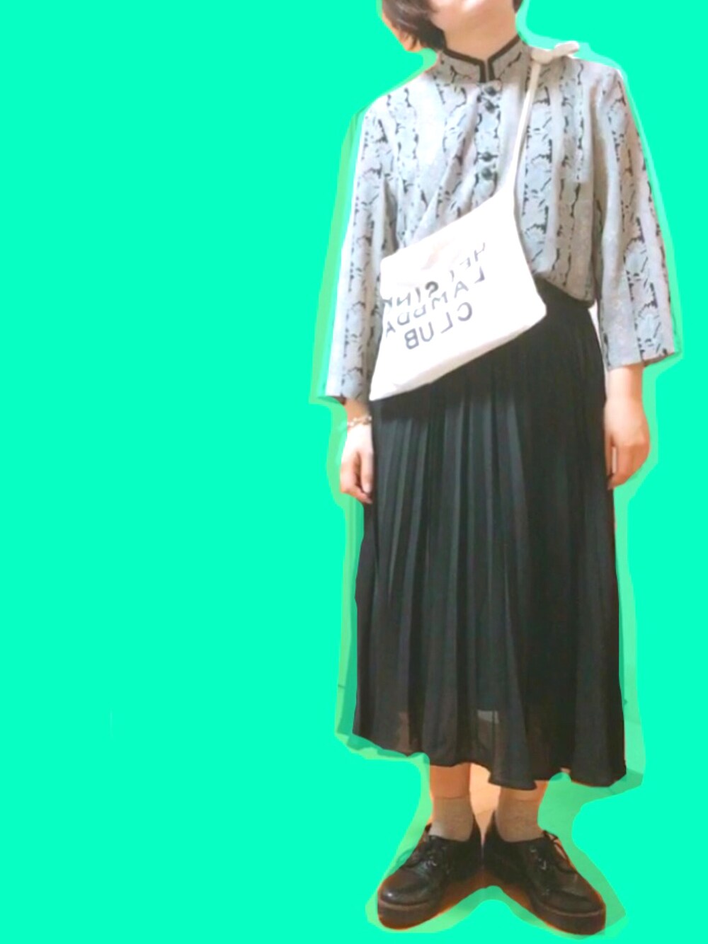 「秋、シンプルコーデ、プチプラ、モノトーン、古着、used、大学生、vintage、フォローミー、ラクチンコーデ」｜「Helsinki lambda clubのアイテム（ショルダーバッグ、ベージュ系）」を使った、こせさん（レディース・155cm）の秋コーディネートの1枚目の写真