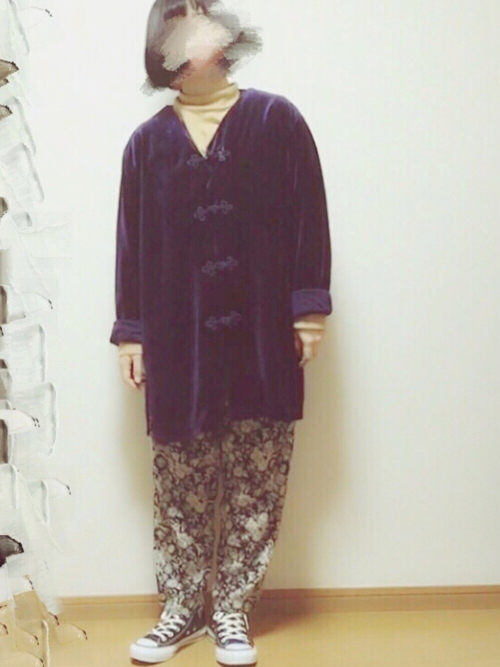 「チャイナ、ベロア、柄パンツ、コンバース、タートルネック、ハイカットスニーカー、ガウン、古着、vintage、お洒落さんとつながりたい」｜「usedのアイテム（ジャケット/アウター、ブラック系）」を使った、こせさん（レディース・155cm）の秋コーディネートの1枚目の写真