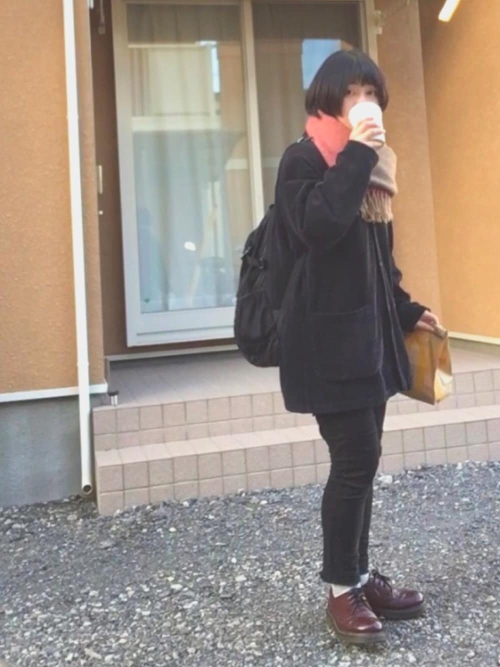 「シンプル、大学生、ラメ、黒、ワントーンコーデ、プチプラ、古着、used、vintage、Dr.Martens」｜「古着のアイテム（ジャケット/アウター、ブラック系）」を使った、こせさん（レディース・156cm）の冬コーディネートの1枚目の写真