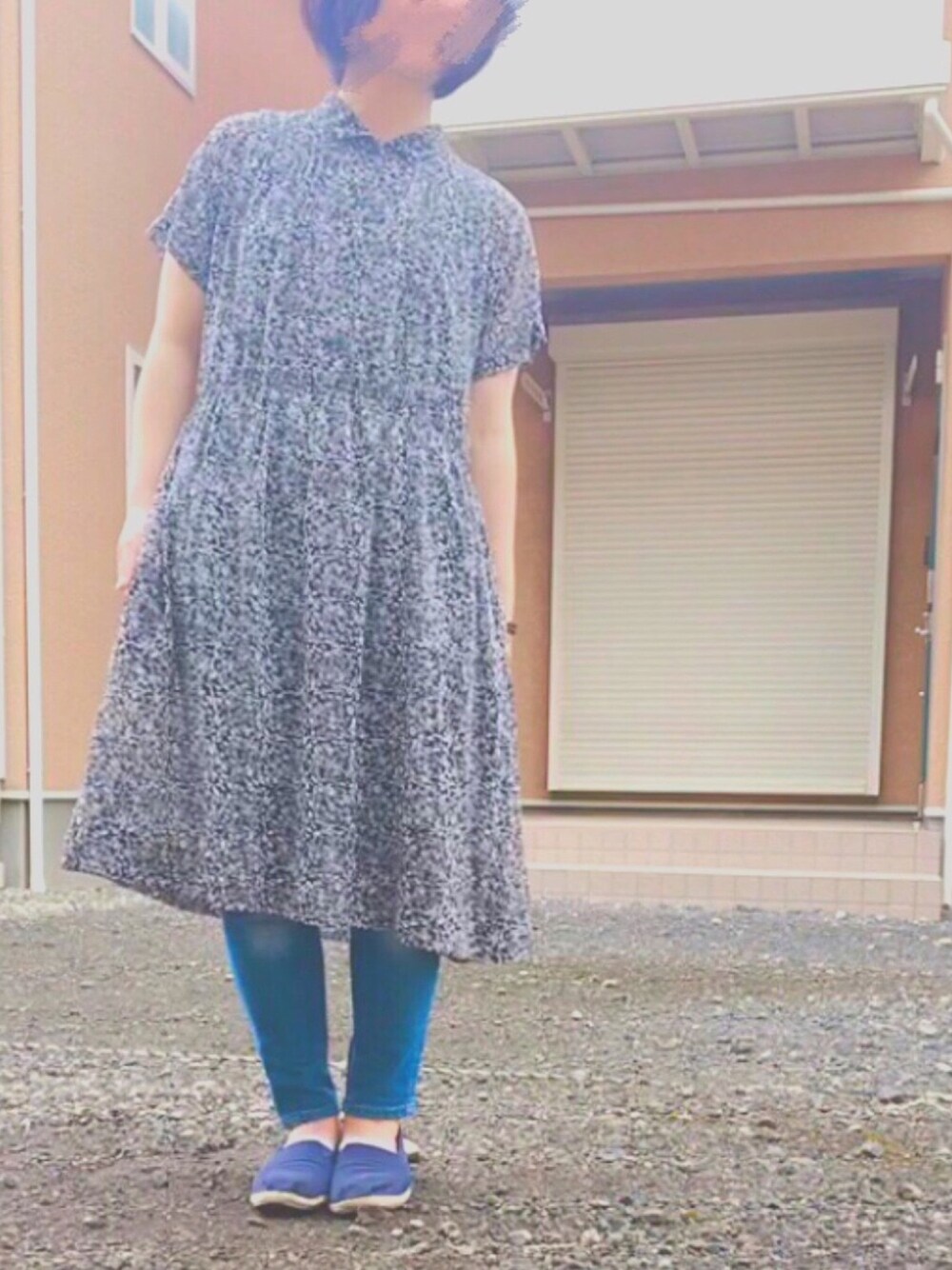 「ワンピース、古着、デニム、シンプル、70's、used、ヴィンテージ」｜「古着のアイテム（ワンピース/ドレス、ブラック系）」を使った、こせさん（レディース・156cm）の春コーディネートの1枚目の写真