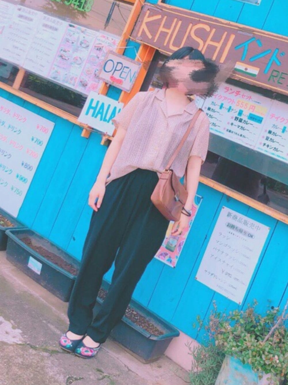 「チャイナシューズ、中国、チャイナ、古着、vintage、パンツスタイル、柄シャツ、プチプラ、シンプル、フォローミー」｜「古着のアイテム（パンツ、ブラック系）」を使った、こせさん（レディース・156cm）の夏コーディネートの1枚目の写真