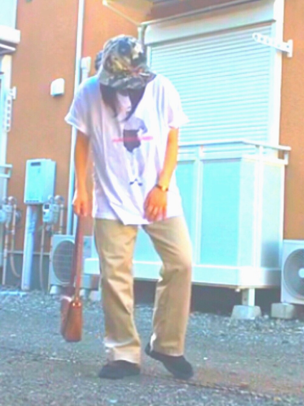 「クッキー、野性爆弾、古着、スポーツサンダル、バケットハット、Tシャツ、チノパン、used、vintage、いいね、save、フォローお願いします🤑」｜「古着のアイテム（チノパンツ、ベージュ系）」を使った、こせさん（レディース・156cm）の夏コーディネートの1枚目の写真
