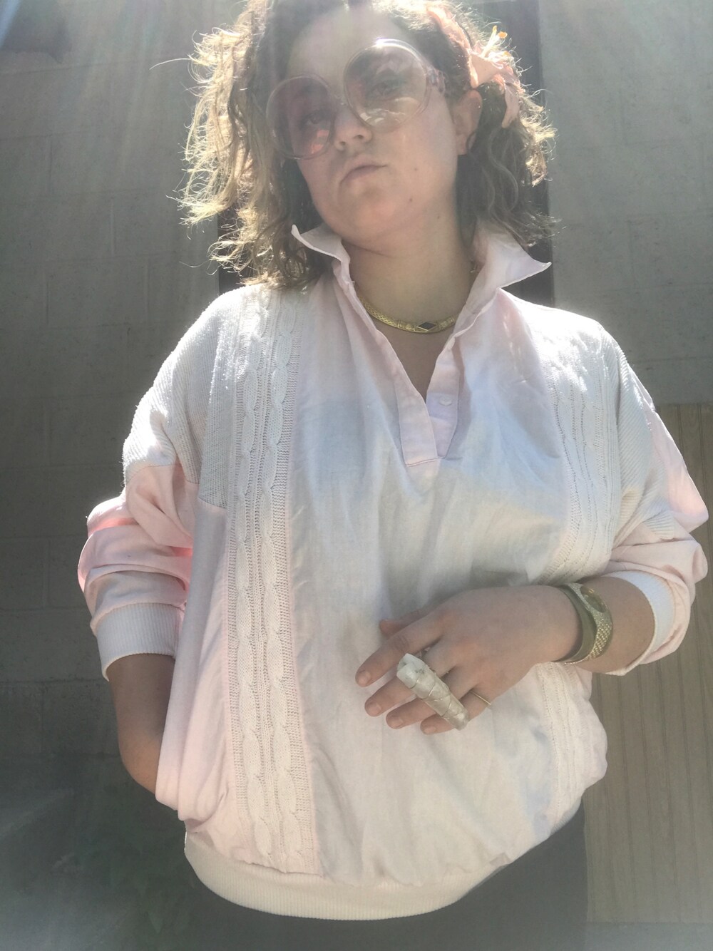 ピンク系のシャツ/ブラウス、ホワイト系のリングを着用したレディースの夏コーディネートの1枚目の写真