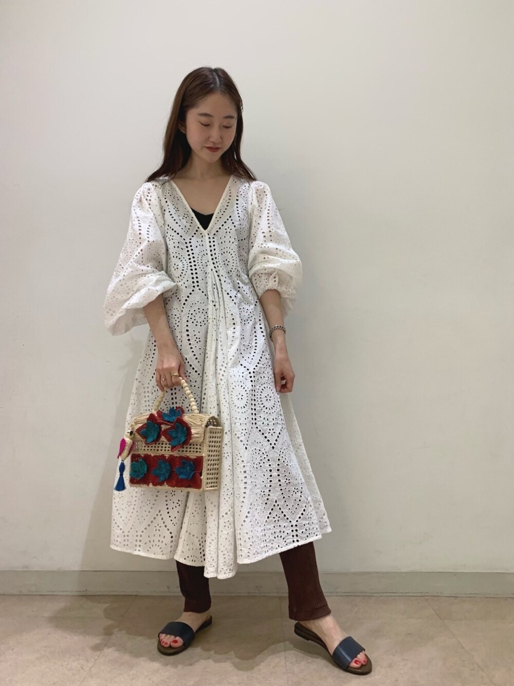 「MAISON DE REEFUR、休日スタイル、ootd、夏、ホワイト、かごバッグ」｜「MAISON DE REEFURのアイテム（かごバッグ、ベージュ系）」を使った、TOMOMI TSUBOYAMAさん（レディース・157cm）の春コーディネートの1枚目の写真