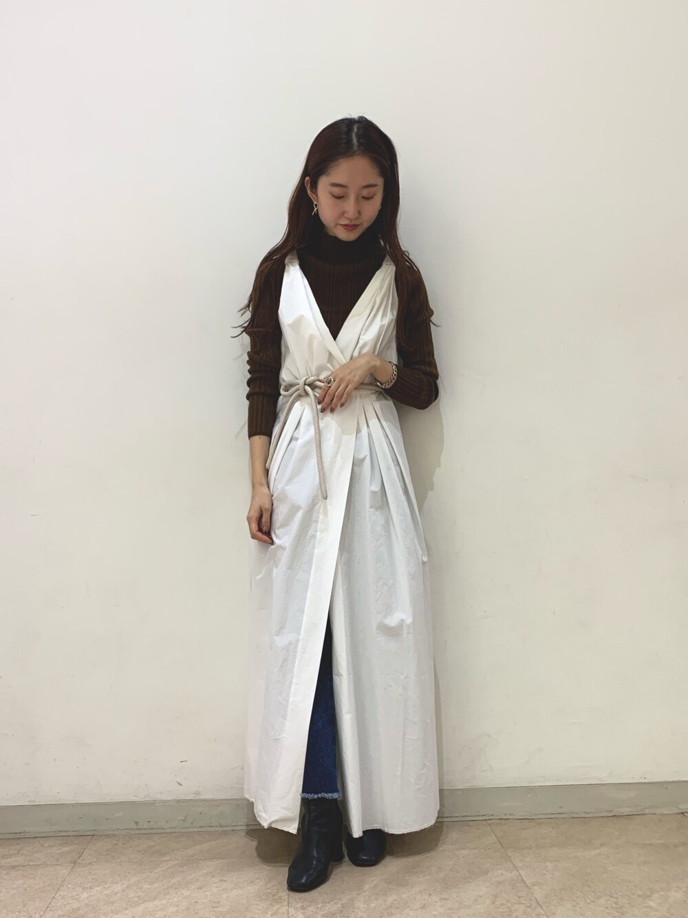 「MAISON DE REEFUR、NANUSHKA、シンプル、ootd、休日スタイル、デニム、ワンピース」｜「nanushkaのアイテム（ワンピース、ホワイト系）」を使った、TOMOMI TSUBOYAMAさん（レディース・157cm）の秋コーディネートの1枚目の写真