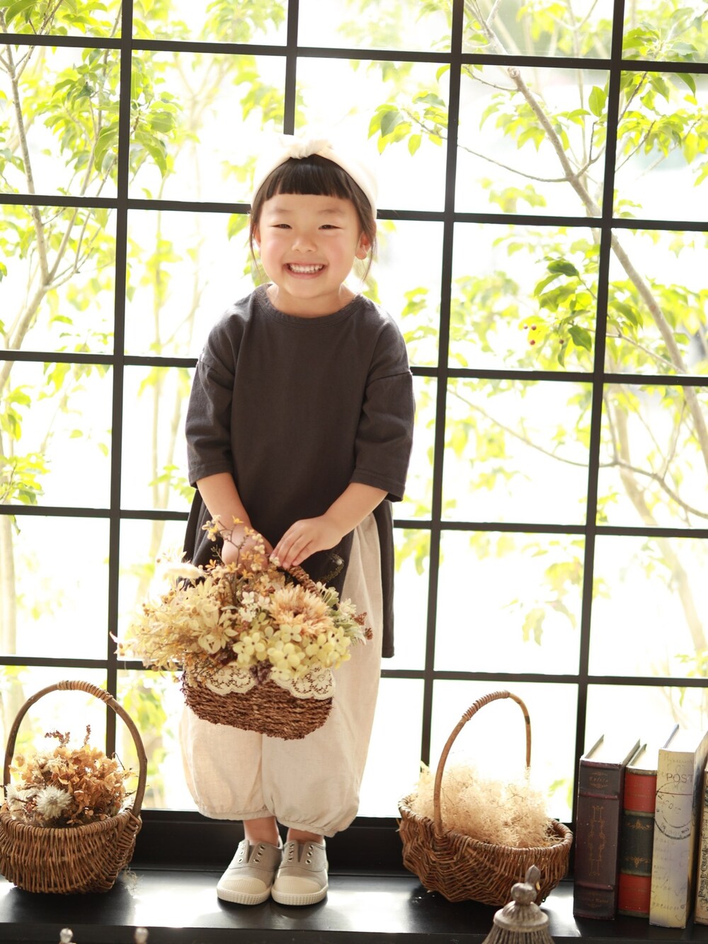 「韓国子供服、4才、誕生日コーデ、ようさん」｜「韓国子供服のアイテム（Tシャツ/カットソー、グレー系）」を使った、宮田佳永子さん（キッズ・100cm）の春コーディネートの1枚目の写真