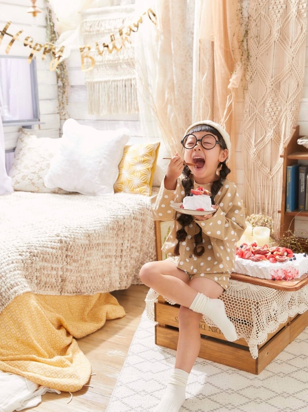「韓国子供服、セットアップ、5才、ドット、誕生日コーデ、ようさん」｜「韓国子供服のアイテム（その他トップス、ベージュ系）」を使った、宮田佳永子さん（キッズ・120cm）の春コーディネートの1枚目の写真
