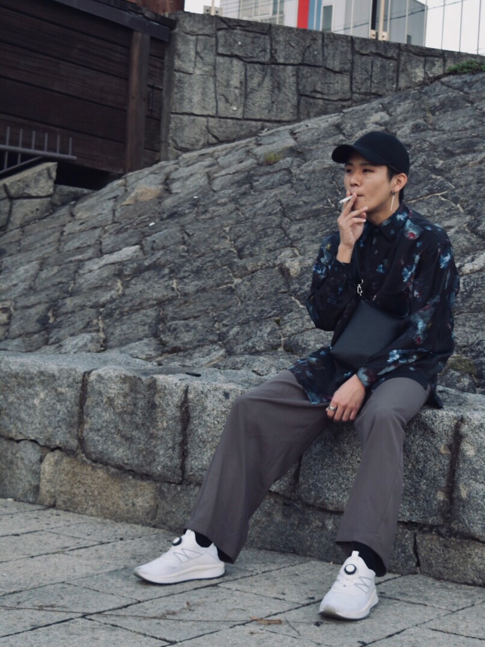 「SPINNS、寒かった、秋のコーデ、大人カジュアル、オーバーサイズ、ワイドパンツ、白スニーカー、プチプラ、煙草、眠たい」｜「SPINNSのスウェットローキャップ（キャップ、ブラック系）」を使った、ゆうちゃろさん（メンズ・170cm）の秋コーディネートの1枚目の写真