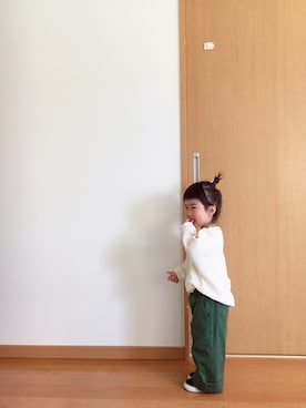 「カーキ×ホワイト」｜「アイテム（Tシャツ/カットソー）」を使った、ユナ◡̈⃝︎さん（キッズ・90cm）の春コーディネート