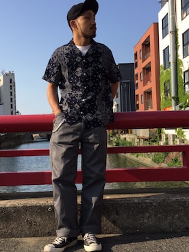 「アイテム（チノパンツ、グレー系）」を使った、matsuokaさん（メンズ・170cm）の春コーディネート