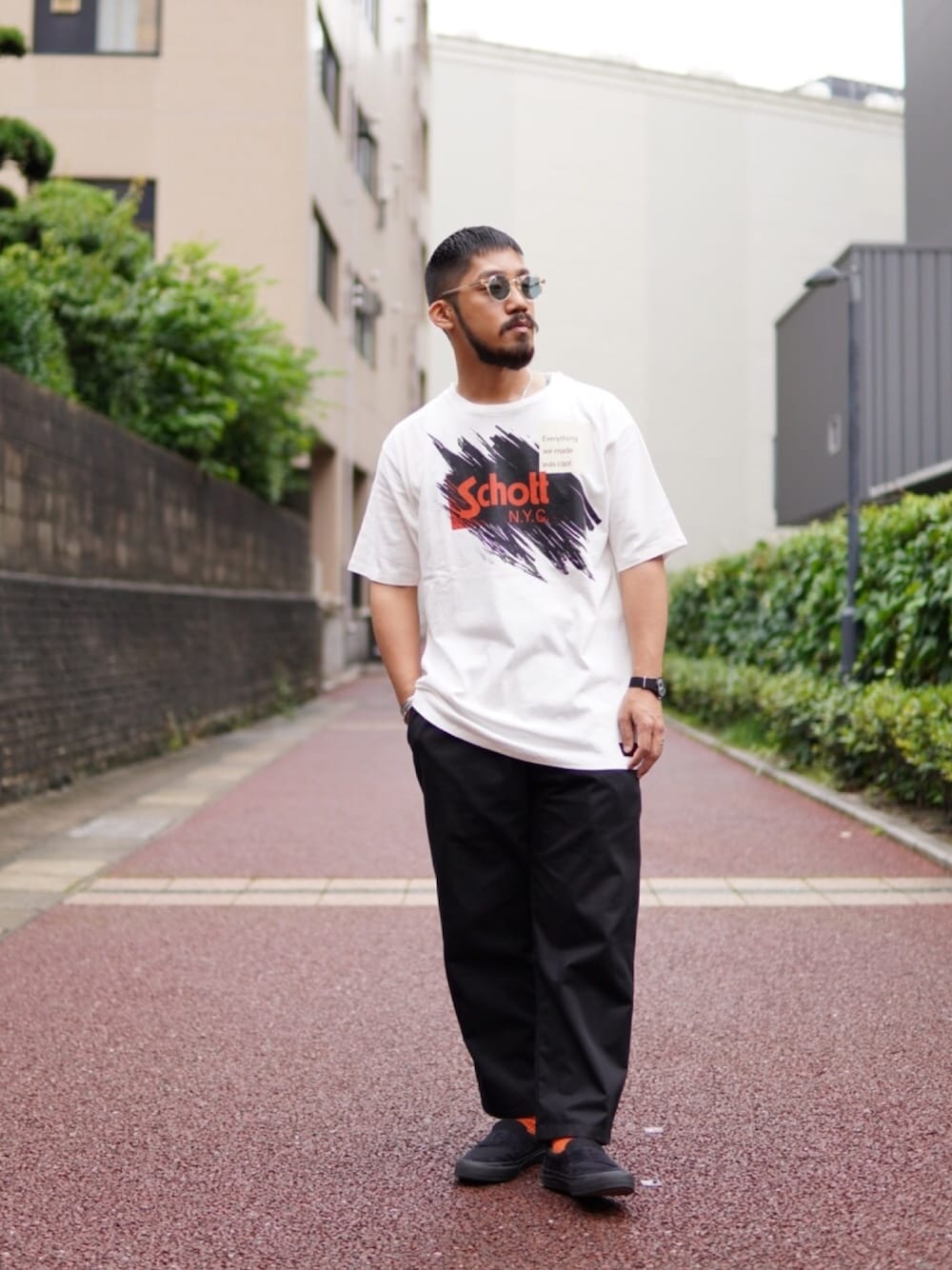 ホワイト系のTシャツ/カットソー、ブラック系のその他パンツ、ブラック系のスニーカーを着用したメンズの夏コーディネートの1枚目の写真