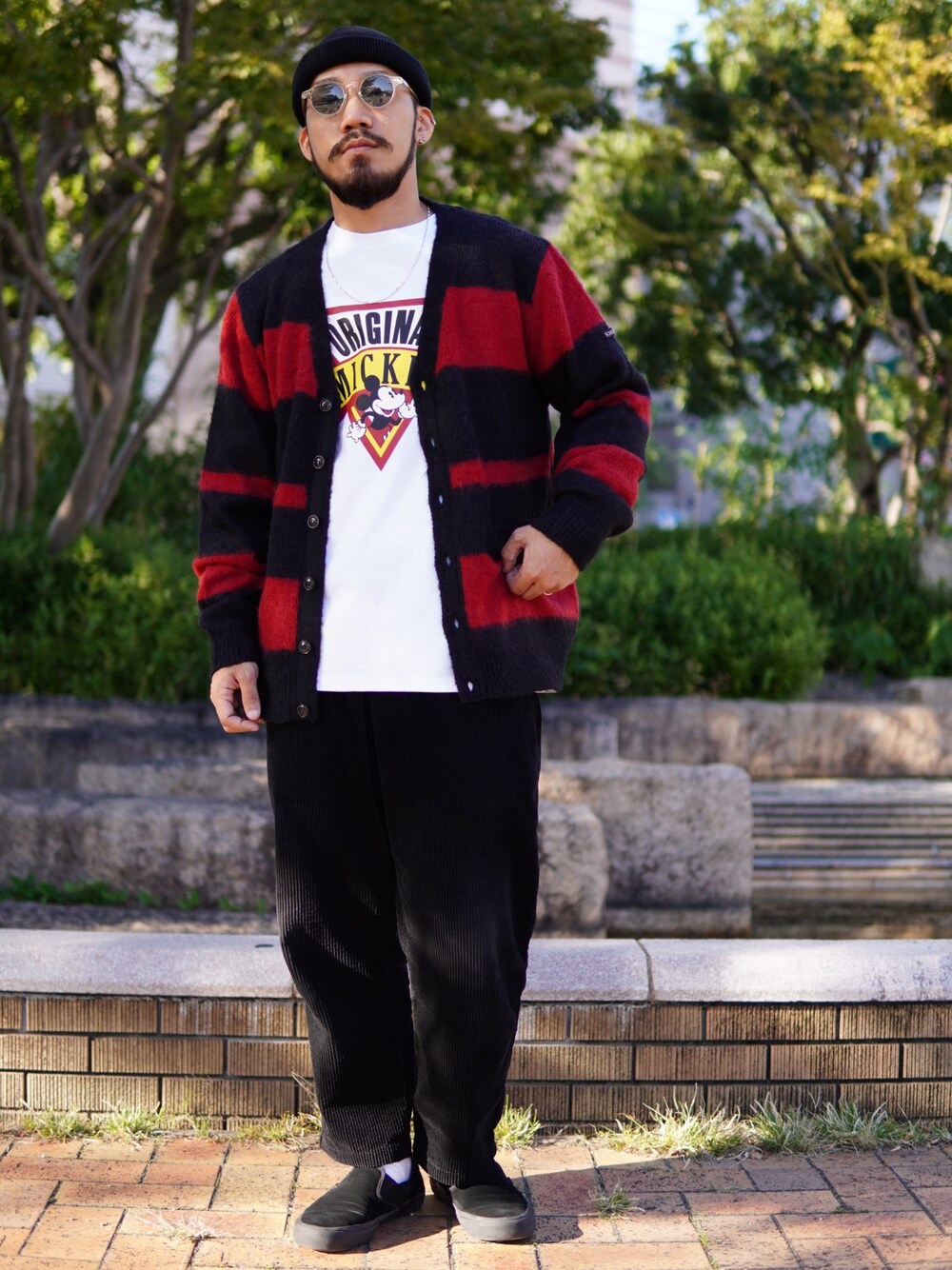 グレー系のニット/セーター、ホワイト系のTシャツ/カットソー、ブラック系のその他パンツを着用したメンズの秋コーディネートの1枚目の写真