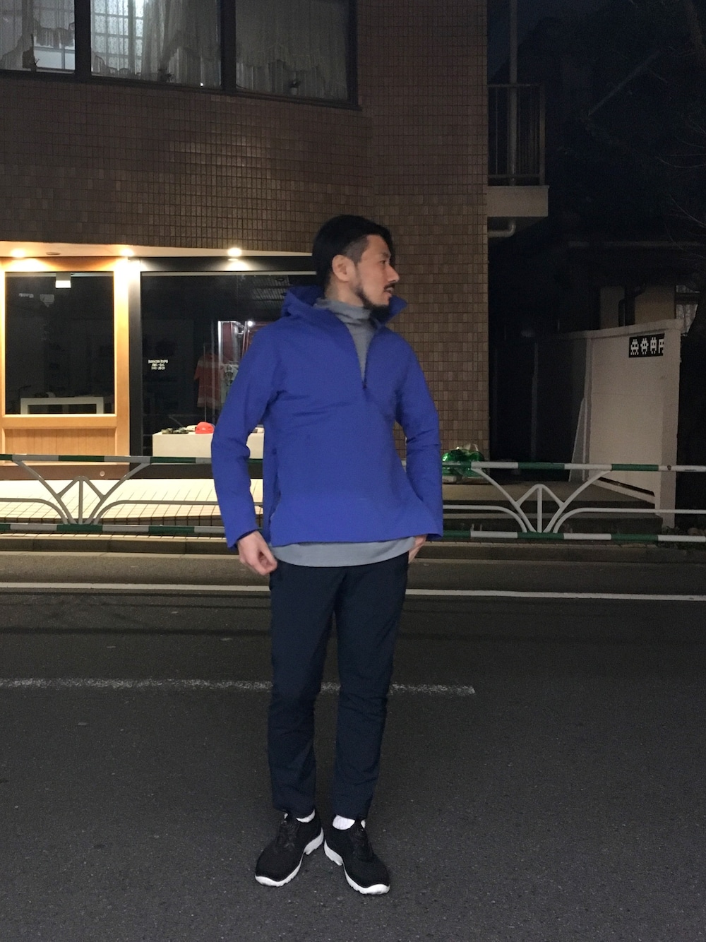 ブルー系のナイロンジャケット、グレー系のTシャツ/カットソー、ブルー系のその他パンツを着用したメンズの春コーディネートの1枚目の写真