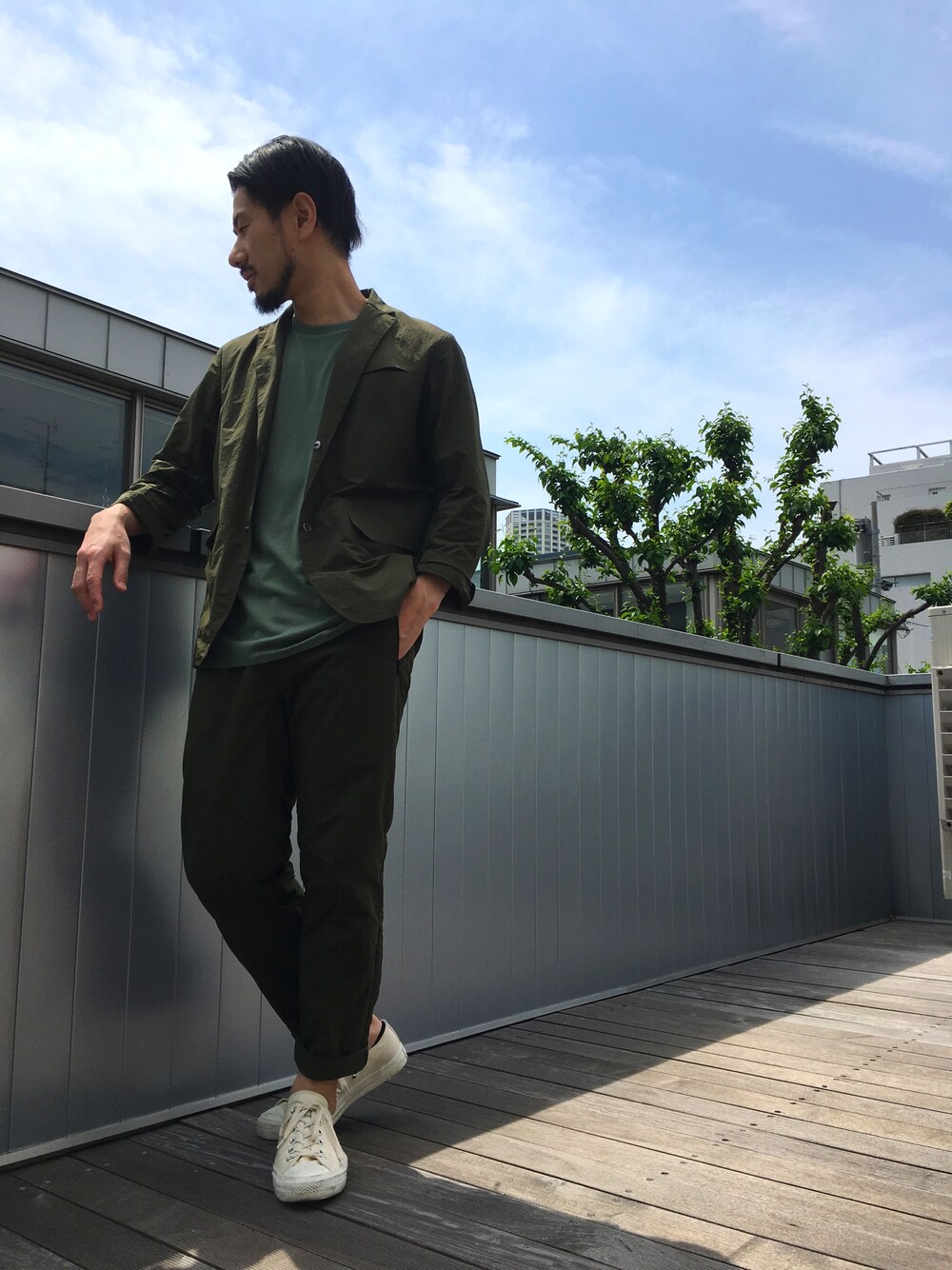 グリーン系のテーラードジャケット、グリーン系のその他パンツ、グリーン系のTシャツ/カットソーを着用したメンズの春コーディネートの1枚目の写真