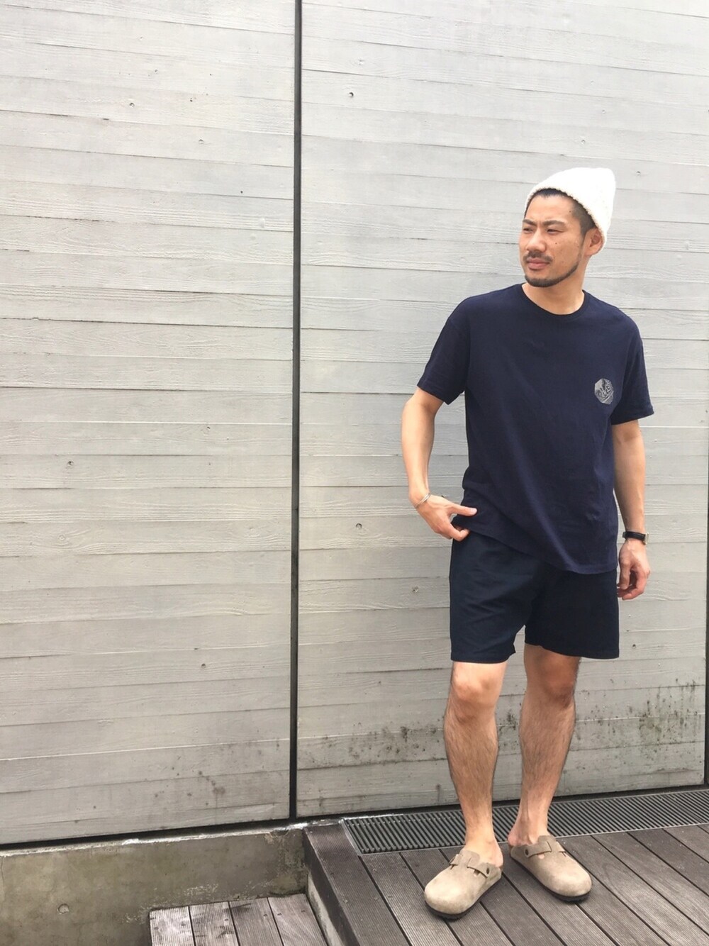 ブルー系のTシャツ/カットソー、ブルー系のその他パンツ、ベージュ系のサンダルを着用したメンズの夏コーディネートの1枚目の写真