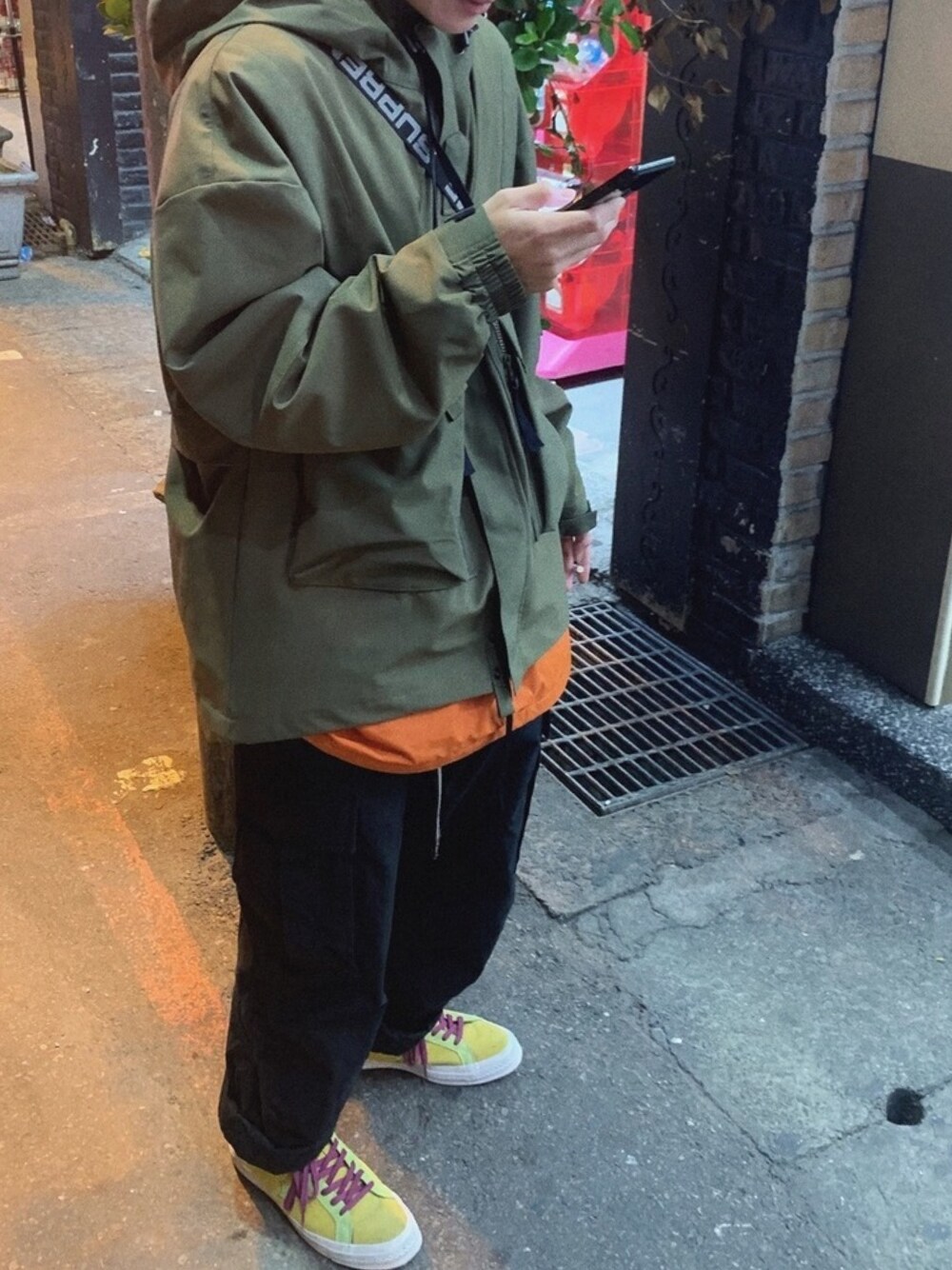 「ootd、街頭穿搭、球鞋、oversize、converse、工裝褲」｜「GOOPI MADEのアイテム（ジャケット/アウター、グリーン系）」を使った、QQ嶸さん（メンズ・168cm）の冬コーディネートの1枚目の写真