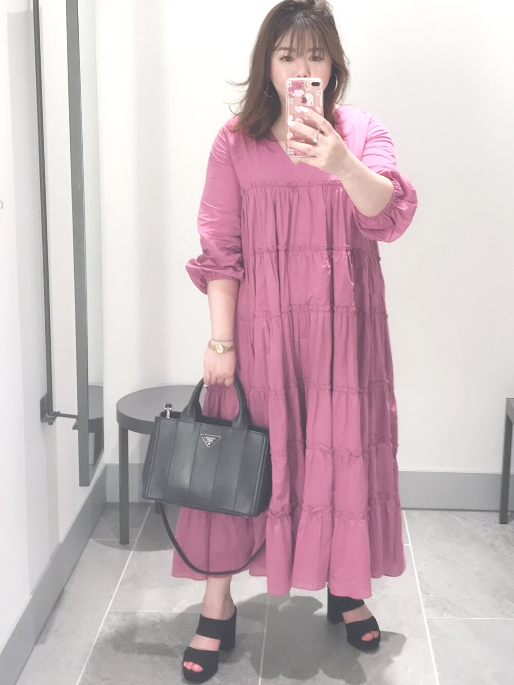 「オトナ女子、ゆるコーデ、おしゃれさんと繋がりたい、楽チンコーデ、マキシ丈ワンピース、ロングワンピース、いいね、save、フォローお願いします🤑、coca、PRADA、H&M」｜「coca（coca）のアイテム（ワンピース、パープル系）」を使った、Eri さん（レディース・161cm）の春コーディネートの1枚目の写真