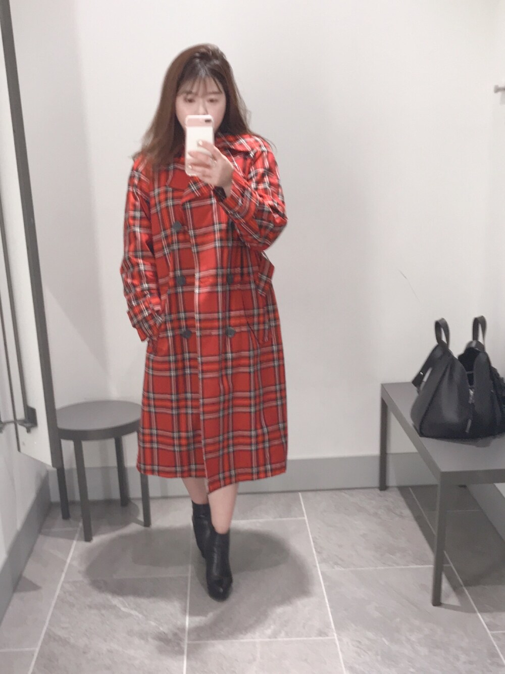 「秋冬コーデ、秋コーデ、おしゃれさんと繋がりたい、オトナ女子、チェック柄、ショートブーツ、いいね、save、フォローお願いします🤑、H&M」｜「H&Mのアイテム（トレンチコート、レッド系）」を使った、Eri さん（レディース・161cm）の秋コーディネートの1枚目の写真