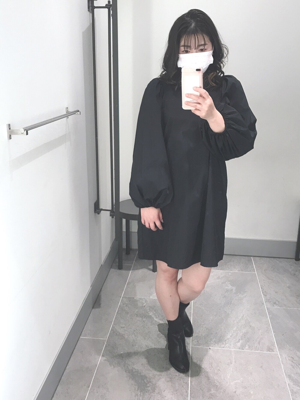 「秋のコーデ、お洒落さんとつながりたい、シンプルコーデ、プチプラコーデ、ボリューム袖、ワントーンコーデ、H&M、ブラックコーデ、いいね、save、フォローお願いします🤑」｜「H&Mのアイテム（ワンピース、ブラック系）」を使った、Eri さん（レディース・161cm）の秋コーディネートの1枚目の写真
