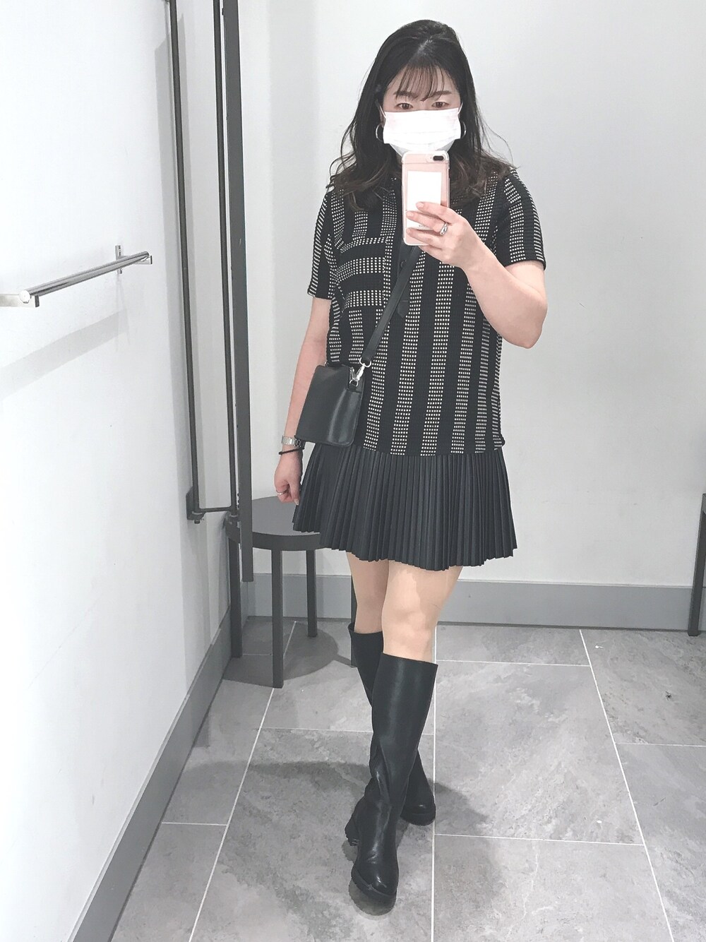 「シンプル、お洒落さんとつながりたい、大人コーデ、モノトーンコーデ、ZARA、レザー、ミスティック(mystic)、ユニクロ、ブラック、いいね、save、フォローお願いします🤑」｜「ZARAのアイテム（ワンピース、ブラック系）」を使った、Eri さん（レディース・161cm）の秋コーディネートの1枚目の写真