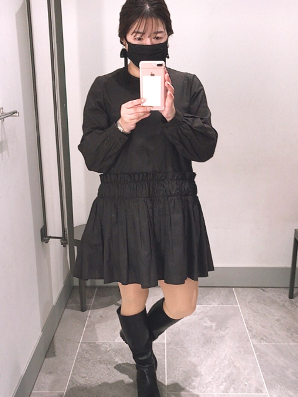「秋のコーデ、ロングブーツ、ブラックコーデ、ワンピース、いいね、save、フォローお願いします🤑、おしゃれさんと繋がりたい」｜「solovのアイテム（ワンピース、ブラック系）」を使った、Eri さん（レディース・161cm）の秋コーディネートの1枚目の写真