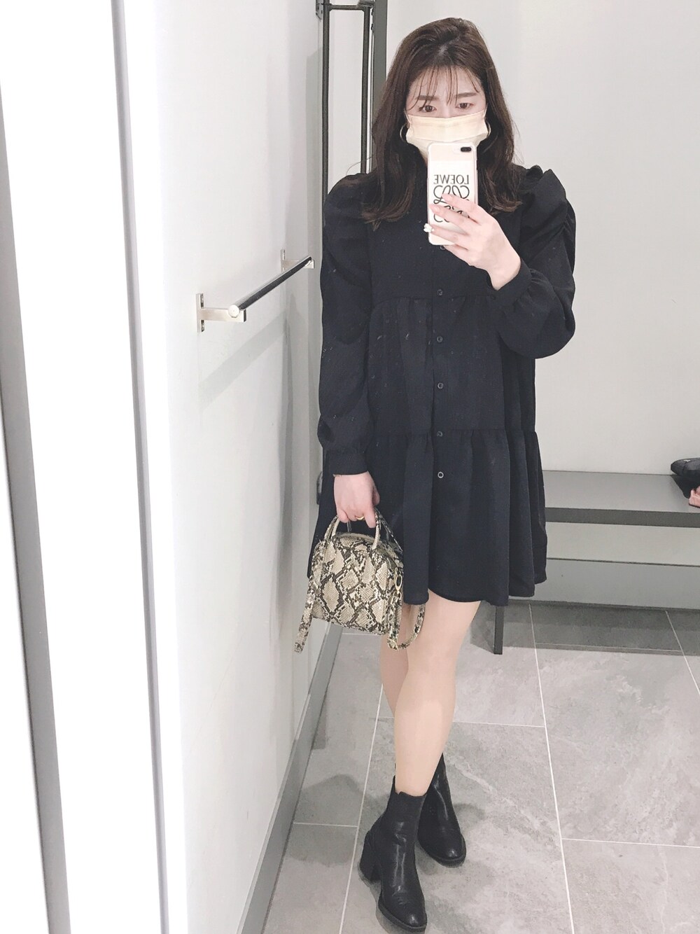 「大人女子、おしゃれさんと繋がりたい、ボリューム袖、モノトーンコーデ、プチプラ、しまむら、いいね、save、フォローお願いします🤑、ワンピース、ショートブーツ、GU」｜「しまむらのアイテム（ワンピース、ブラック系）」を使った、Eri さん（レディース・161cm）の春コーディネートの1枚目の写真