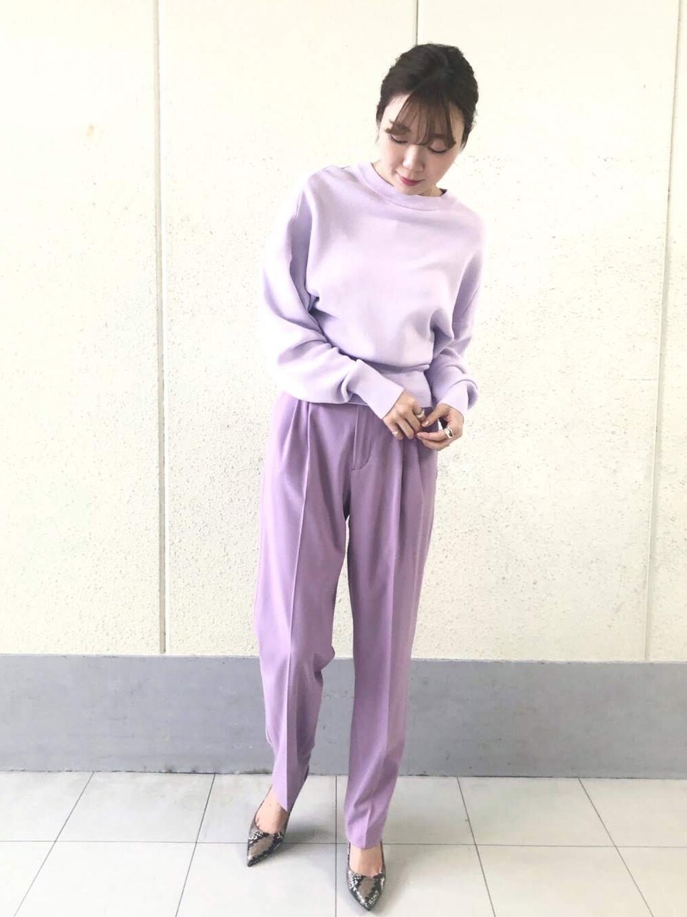 パープル系のその他パンツ、パープル系のニット/セーターを着用したレディースの春コーディネートの1枚目の写真