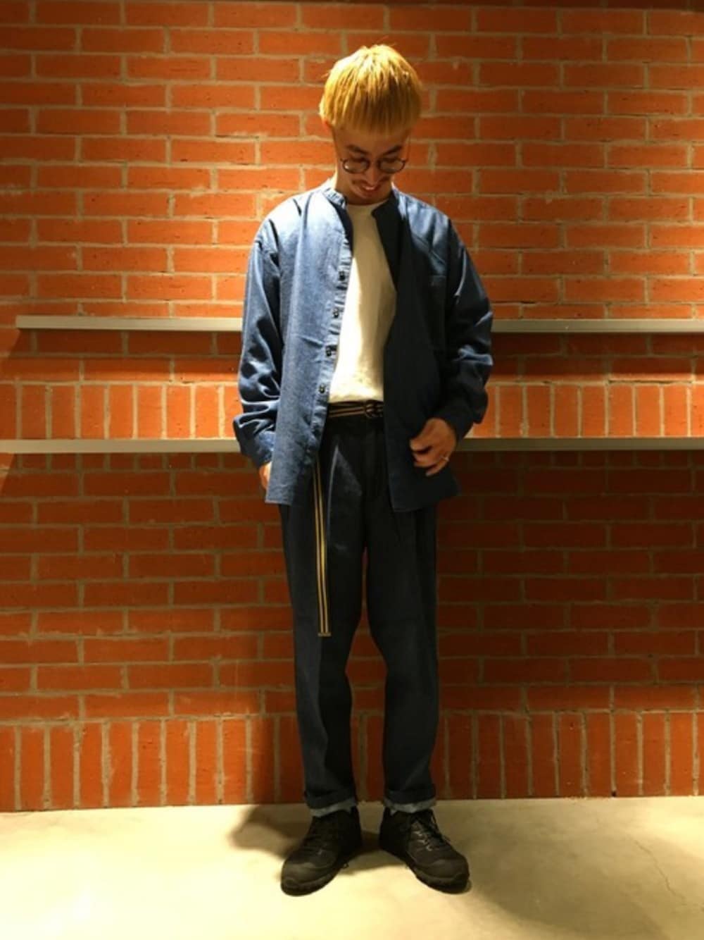 ブルー系のその他パンツ、ホワイト系のTシャツ/カットソー、ブルー系のシャツ/ブラウスを着用したメンズの夏コーディネートの1枚目の写真