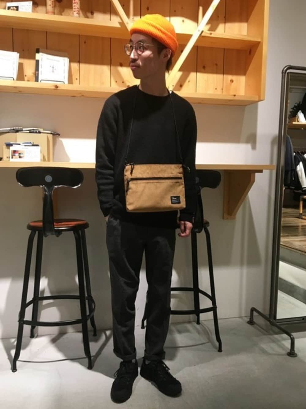 「テーパードパンツ、ニット、コーデュロイ、シンプル、ブラック、スラックス、モノトーン、RAGEBLUE、シンプルコーデ、レイジブルー」｜「RAGEBLUEの【AGATA】ストレッチニットクルー/766313（ニット/セーター、ブラック系）」を使った、八木さん（メンズ・172cm）の秋コーディネートの1枚目の写真