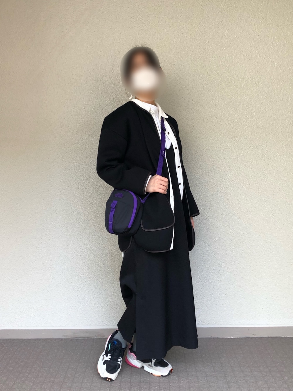 「休日コーデ、オールブラック、ジャンパースカート、ノースフェイス、パイピングコート、スニーカー、ZARA、タイツ×スニーカー、カジュアルコーデ、ご近所コーデ」｜「ZARAのアイテム（シャツ/ブラウス、ホワイト系）」を使った、ともちさん（レディース・161cm）の冬コーディネートの1枚目の写真
