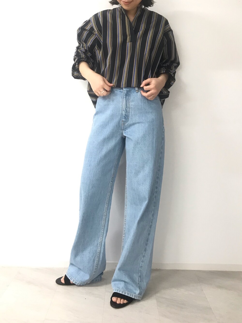 「おうちファッション、カジュアル、春、ワイドパンツ、ラフ、オトナ女子」｜「36Quatre-Neufのデニムストレートパンツ（デニムパンツ、ブルー系）」を使った、kichiさん（レディース・157cm）の春コーディネートの1枚目の写真