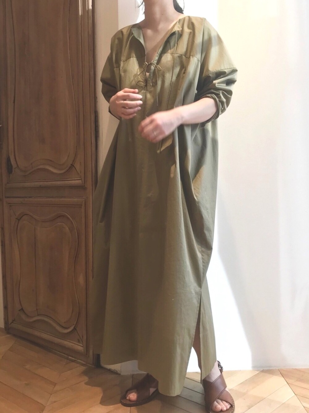「オトナカジュアル、休日スタイル、ラフコーデ、ワンピース、36Quatre-Neuf」｜「36Quatre-Neufの【20SS】コットンツイルワンピース（ワンピース、グリーン系）」を使った、kichiさん（レディース・157cm）の春コーディネートの1枚目の写真