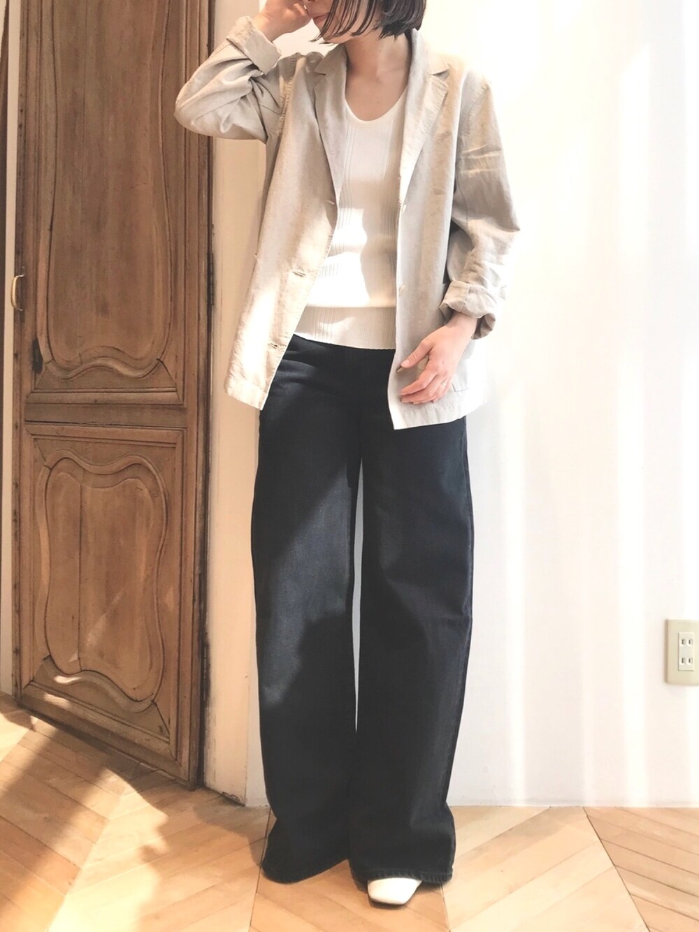「休日スタイル、30代コーデ、リネンジャケット、大人カジュアル、リーバイス、36Quatre-Neuf、シンプル、デニムパンツ、ブラックデニム」｜「36Quatre-Neufの【20SS】シャツジャケット（テーラードジャケット、ベージュ系）」を使った、kichiさん（レディース・157cm）の春コーディネートの1枚目の写真