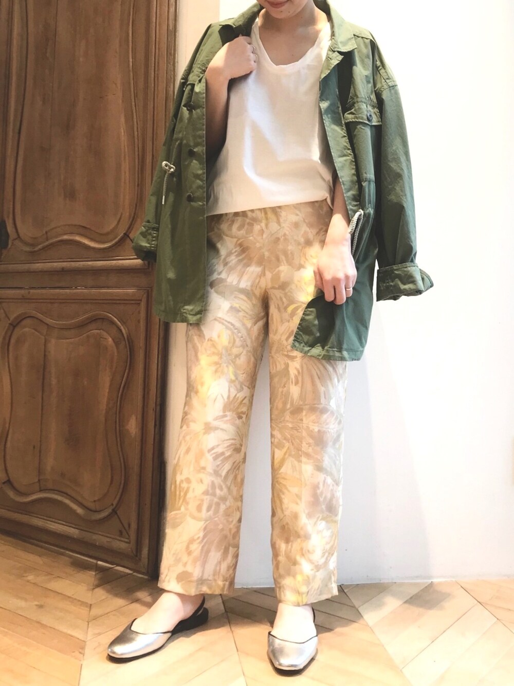 「カジュアル、ミリタリージャケット、シースルー、大人カジュアル、ボタニカル柄、白Tシャツ、楽チンコーデ、おうち時間」｜「Rouge vifのツイストネックＴシャツ（Tシャツ/カットソー、ホワイト系）」を使った、kichiさん（レディース・157cm）の春コーディネートの1枚目の写真