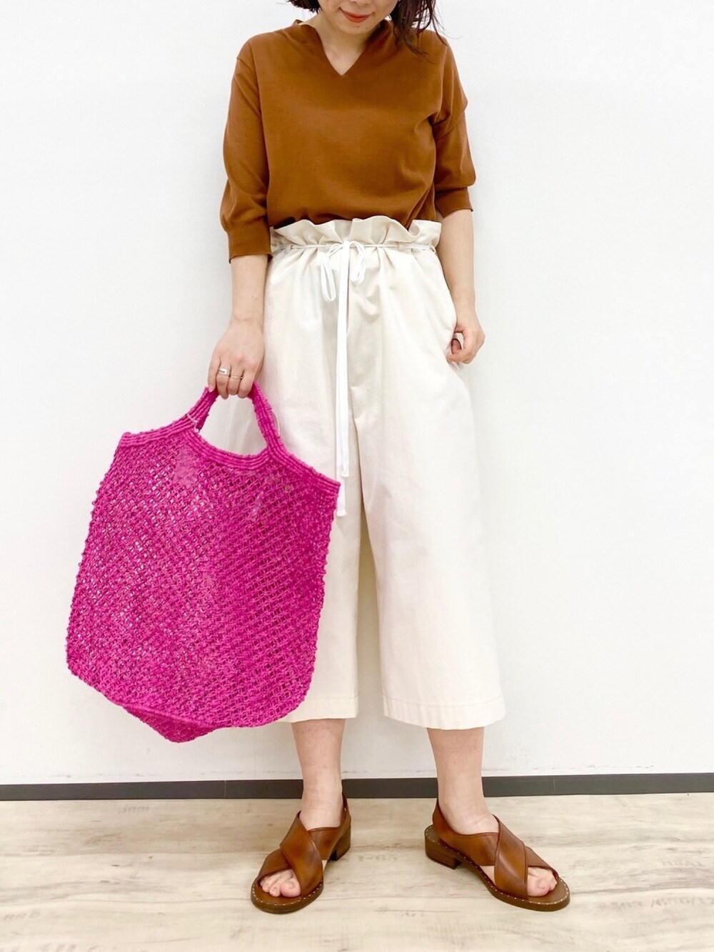 「春コーデ、シンプルコーデ、かごバッグ、36Quatre-Neuf、大人カジュアル、30代コーデ」｜「36Quatre-Neufの【20SS】コットンネップペパーバックパンツ（その他パンツ、ホワイト系）」を使った、kichiさん（レディース・157cm）の春コーディネートの1枚目の写真