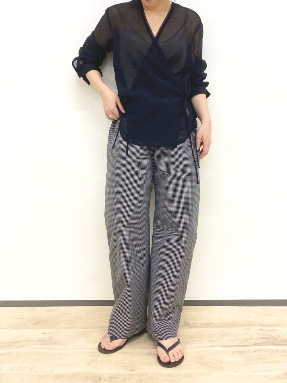 「おうちファッション、36Quatre-Neuf、春コーデ、ワイドパンツ、シースルー、シアーシャツ、ブラックコーデ、ギンガムチェック、モノトーンコーデ、モノトーン」｜「SOFIE D'HOOREのアイテム（パンツ、ブラック系）」を使った、kichiさん（レディース・157cm）の春コーディネートの1枚目の写真