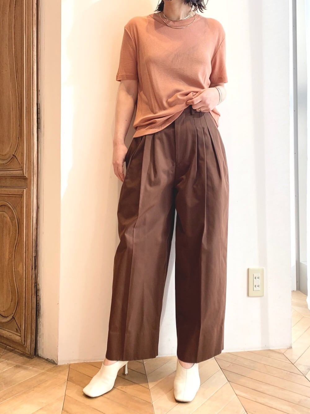 「ワントーンコーデ、ティーシャツ、Tシャツ、beautiful people、36Quatre-Neuf、休日スタイル、オトナ女子、今日のコーデ、おうちファッション、2020ss」｜「beautiful peopleのアイテム（パンツ、ブラウン系）」を使った、kichiさん（レディース・157cm）の春コーディネートの1枚目の写真