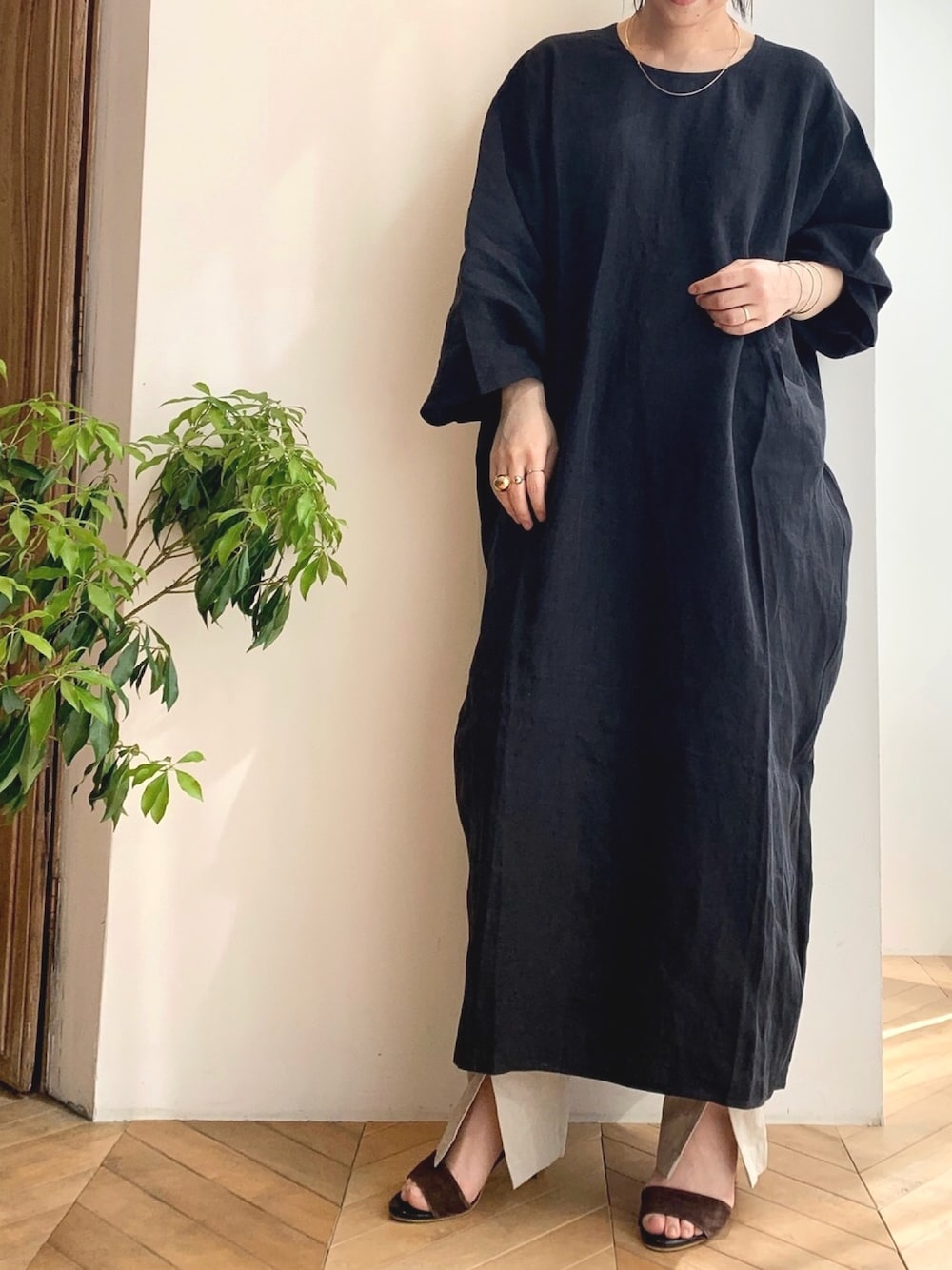 「シンプルコーデ、ラクチンコーデ、リネンワンピース、夏コーデ、カジュアルコーデ、シャツワンピース、ブラックコーデ、リネンパンツ、ゆるコーデ」｜「SOFIE D'HOOREのアイテム（ワンピース/ドレス、ブラック系）」を使った、kichiさん（レディース・157cm）の春コーディネートの1枚目の写真