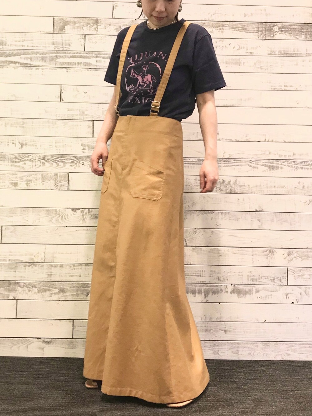「オトナカジュアル、シンプル、楽チンコーデ、ゆるコーデ、夏、オトナ女子、お洒落さんとつながりたい、休日スタイル、ロゴT、サロペット」｜「36Quatre-Neufのアイテム（ワンピース/ドレス、ベージュ系）」を使った、kichiさん（レディース・157cm）の春コーディネートの1枚目の写真