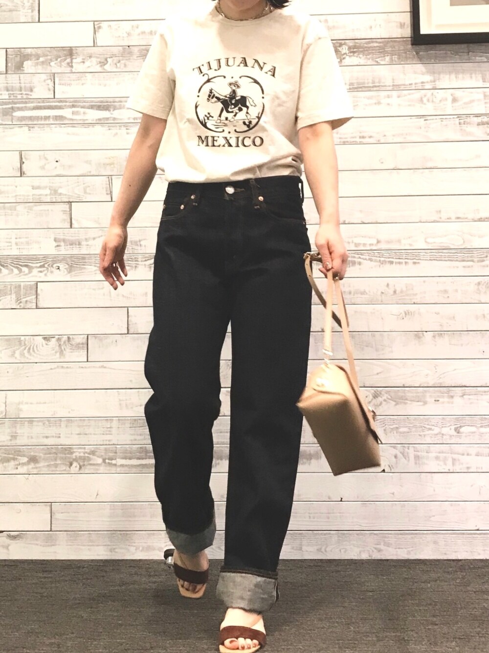 「ロゴT、デニム、カジュアルコーデ、シンプルコーデ、休日スタイル、大人カジュアル、夏コーデ、着回しコーデ、デニムコーデ、お洒落さんとつながりたい」｜「36Quatre-NeufのICON　DENIM（デニムパンツ、ブルー系）」を使った、kichiさん（レディース・157cm）の春コーディネートの1枚目の写真