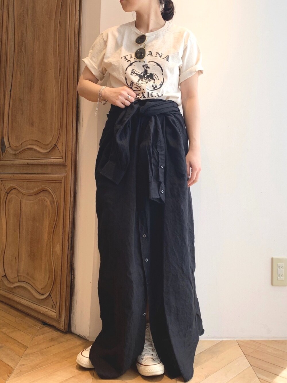 「ラクチンコーデ、カジュアルコーデ、リネンシャツ、リネンワンピース、ロゴT、Tシャツ、オトナ女子、スニーカーコーデ、夏、プリントT」｜「INDIVIDUALIZED SHIRTSのアイテム（シャツワンピース、ブラック系）」を使った、kichiさん（レディース・157cm）の春コーディネートの1枚目の写真