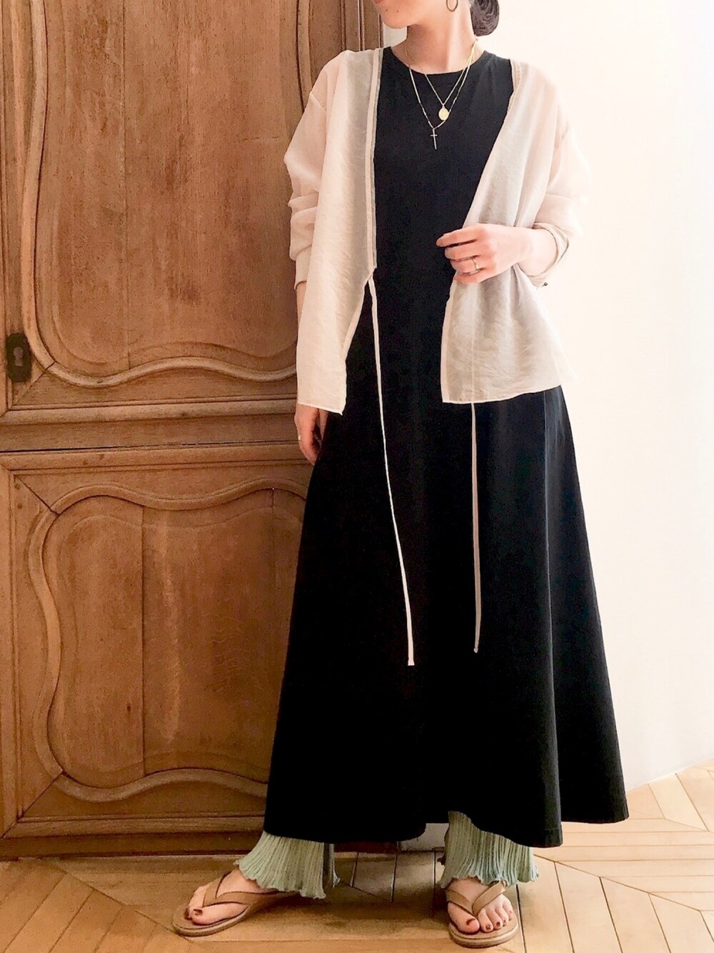 「シアーシャツ、ワンピース、カジュアル、夏コーデ、着回しコーデ、くすみカラー、レイヤードスタイル、カットワンピース、ブラック」｜「36Quatre-Neufのピースダイコットンワンピース（ワンピース、ブラック系）」を使った、kichiさん（レディース・157cm）の夏コーディネートの1枚目の写真