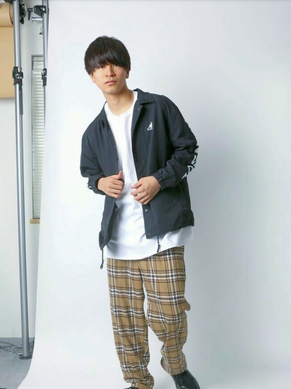 「チェックパンツ、KANGOL、コーチジャケット、韓国風コーデ、韓流コーデ、休日スタイル、大人コーデ」｜「Lazarのアイテム（スラックス、ベージュ系）」を使った、まおまおさん（メンズ・180cm）の春コーディネートの1枚目の写真